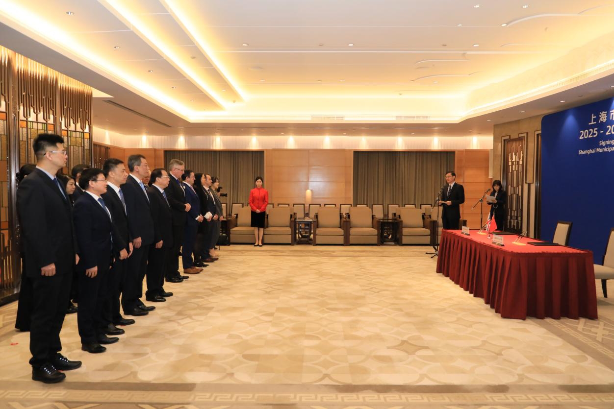 龚正会见英国伦敦金融城市长靳翊伟